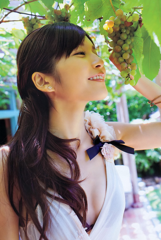 宇野実彩子-喜欢吃葡萄