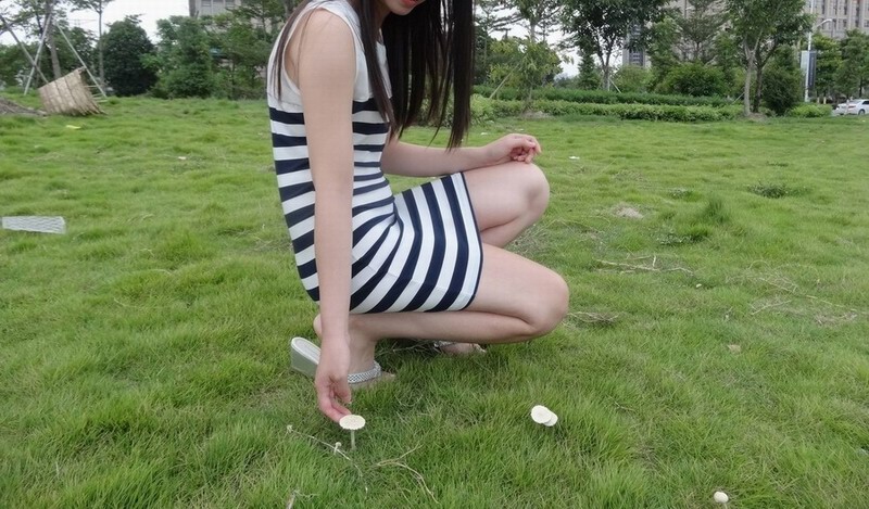 少妇喜欢在草地上玩弄小蘑菇头