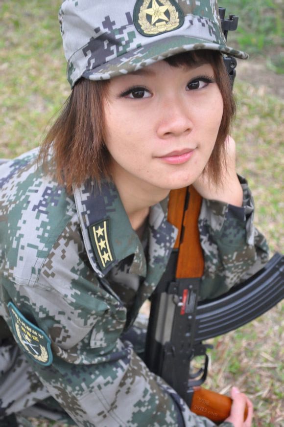 台湾女军迷身着07式作训服假扮解放军-潜入我军