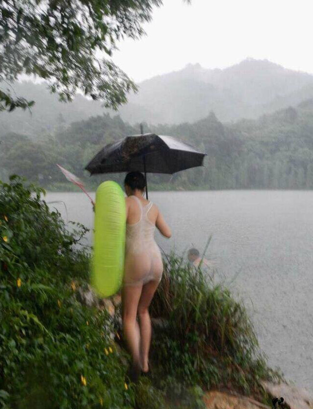 下雨了还游不游啊肯定要游啊